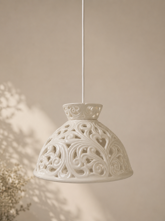 Lampadario in ceramica bianca traforata | L'Arte di Nacchi
