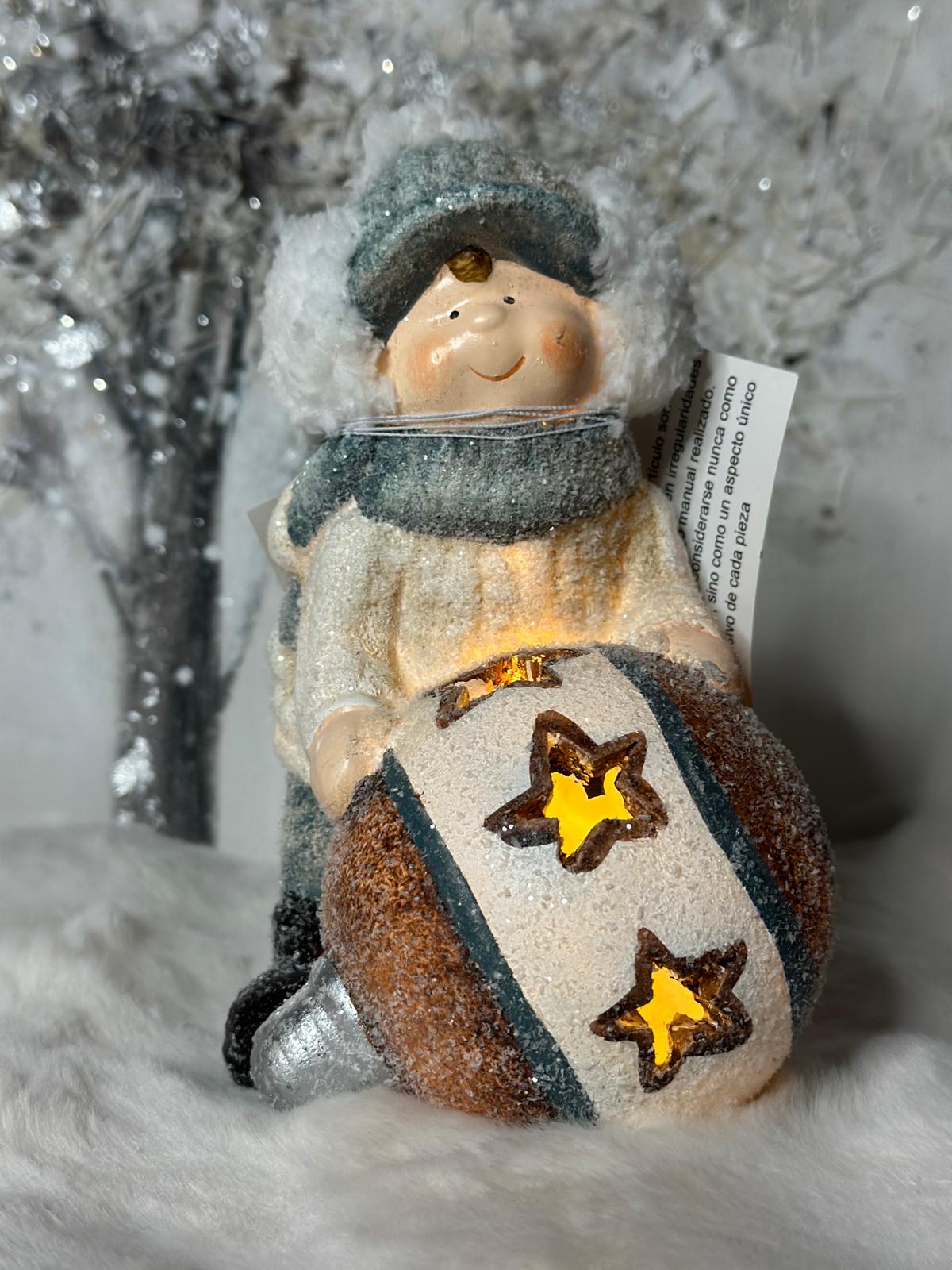 Bambina con palla di Natale