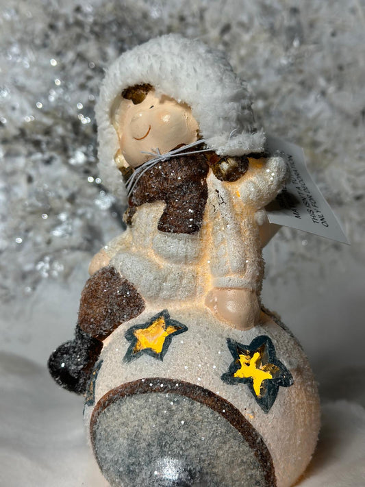 Bambina con sfera led di Natale 12,5x11x19h| Belda