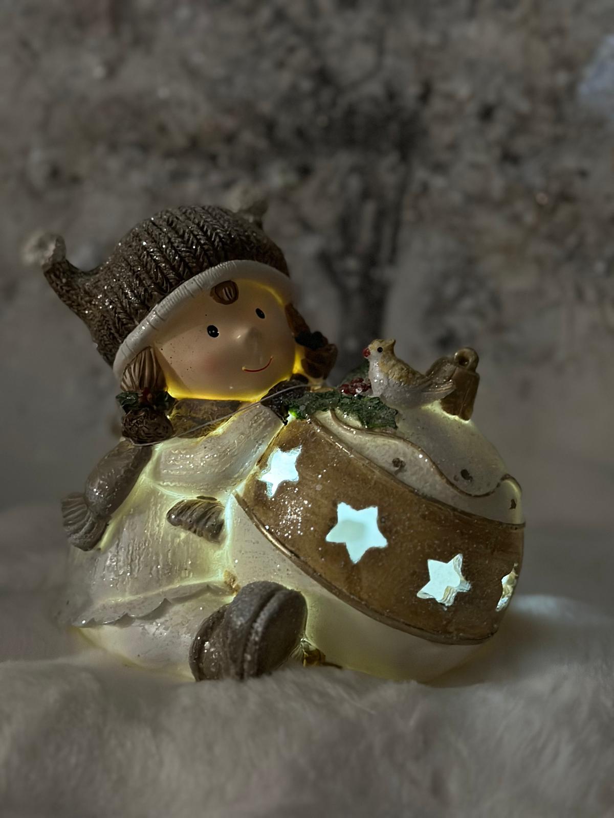 bambina con sfera di Natale