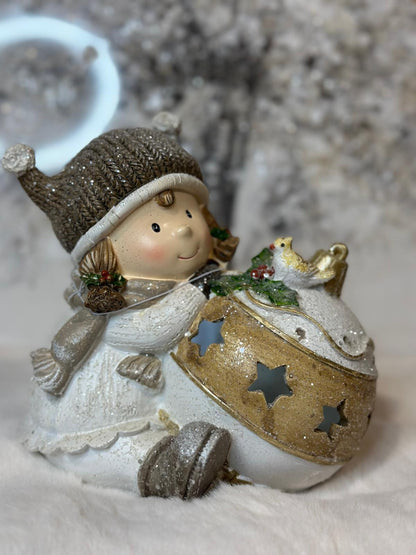 bambina con sfera di Natale