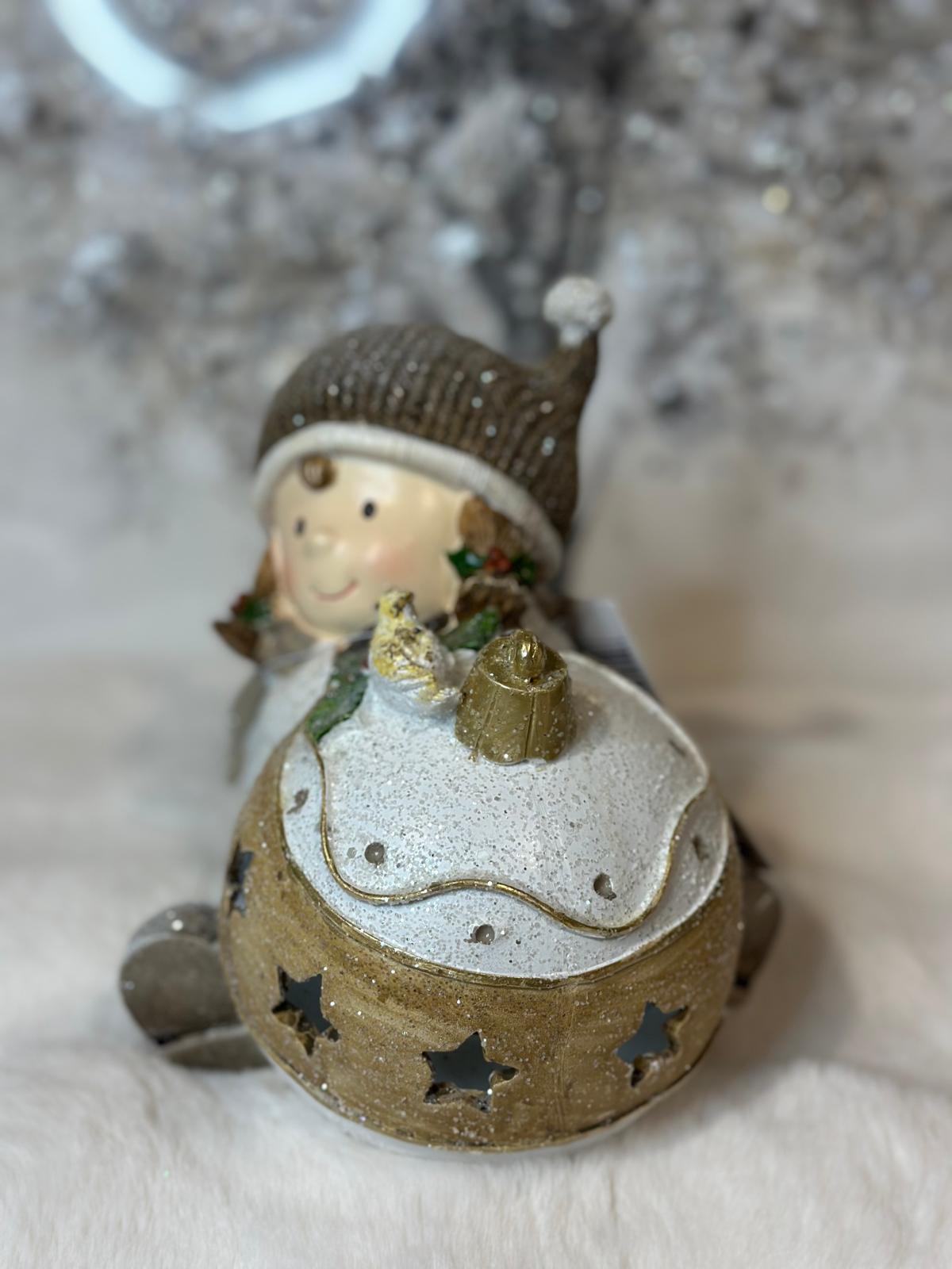 bambina con sfera di Natale