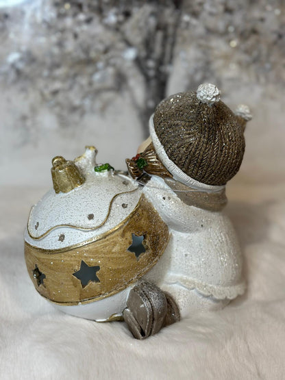 bambina con sfera di Natale
