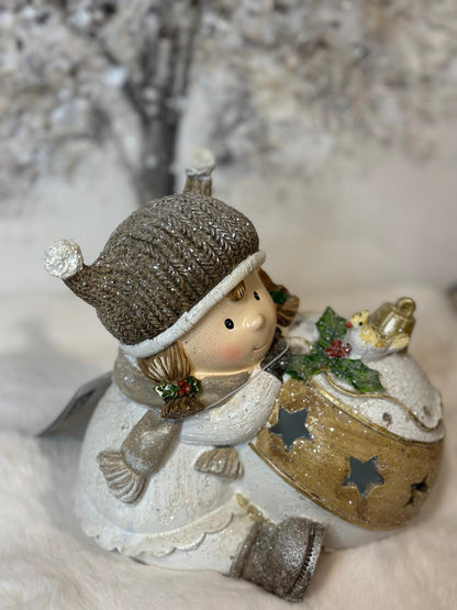 bambina con sfera di Natale