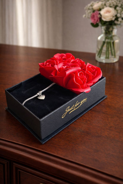 Box con rose e bracciale con cuore sagapò