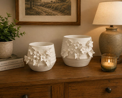Vaso con farfalle e fiori