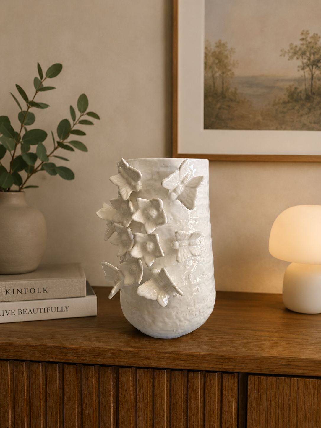 Vaso con farfalle e fiori