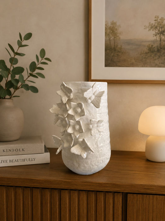 Vaso con farfalle e fiori