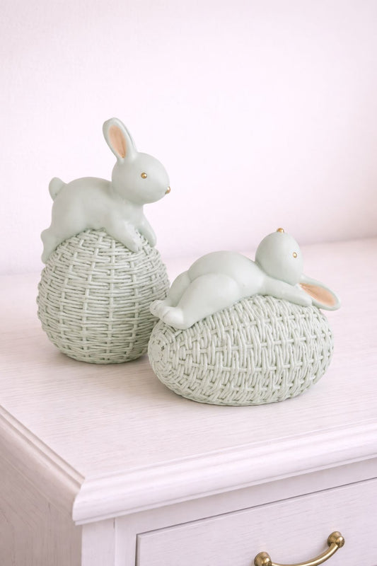 Coniglio con uovo verde in resina 8cm| Plathea