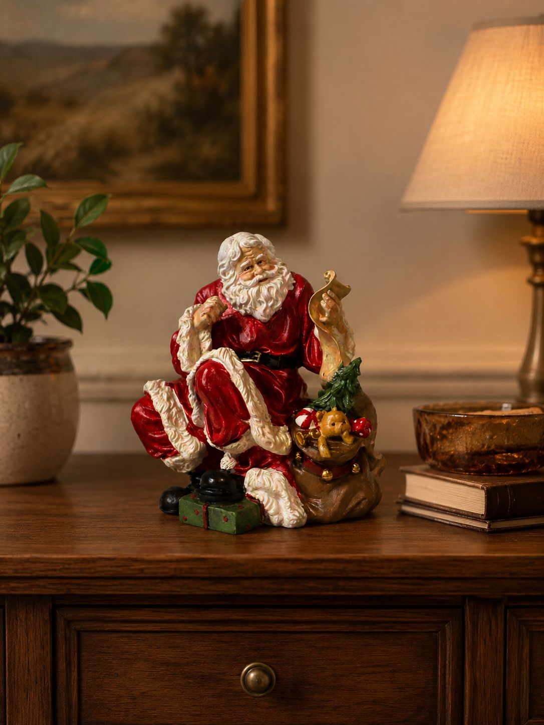Babbo Natale con la lista dei regali in mano in resina | Plathea
