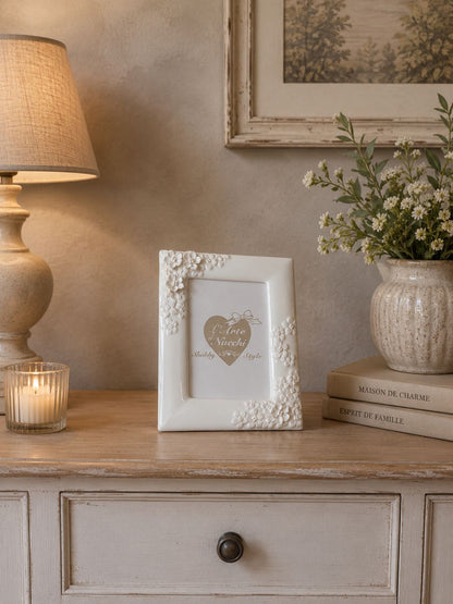 Cornice Portafoto bianca lucida con fiori in ceramica h25xl20| L'Arte di Nacchi