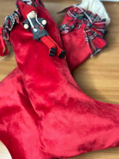 Calza della befana natalizia rossa con motivo scozzese